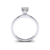 Gabriano Oriana 3 tırnaklı tektaş yüzük; GIA-HRD sertifikalı damla pırlanta ve beyaz altın montürün yandan görünüşü